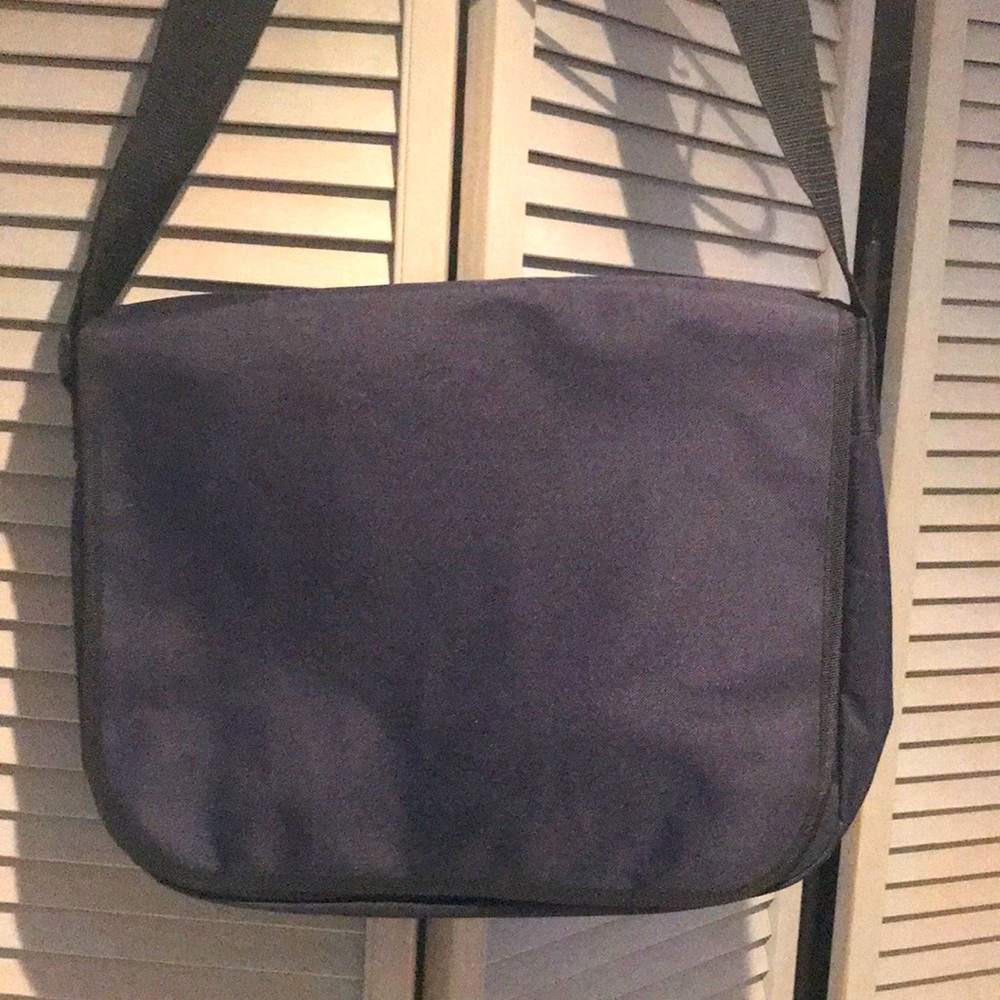 Collectable KLM/Air France Navy Blue Messenger Bag NWOT.